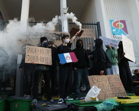 New France's PM Under Intense Pressure as Countrywide Protests Disrupt Schools and Transportation